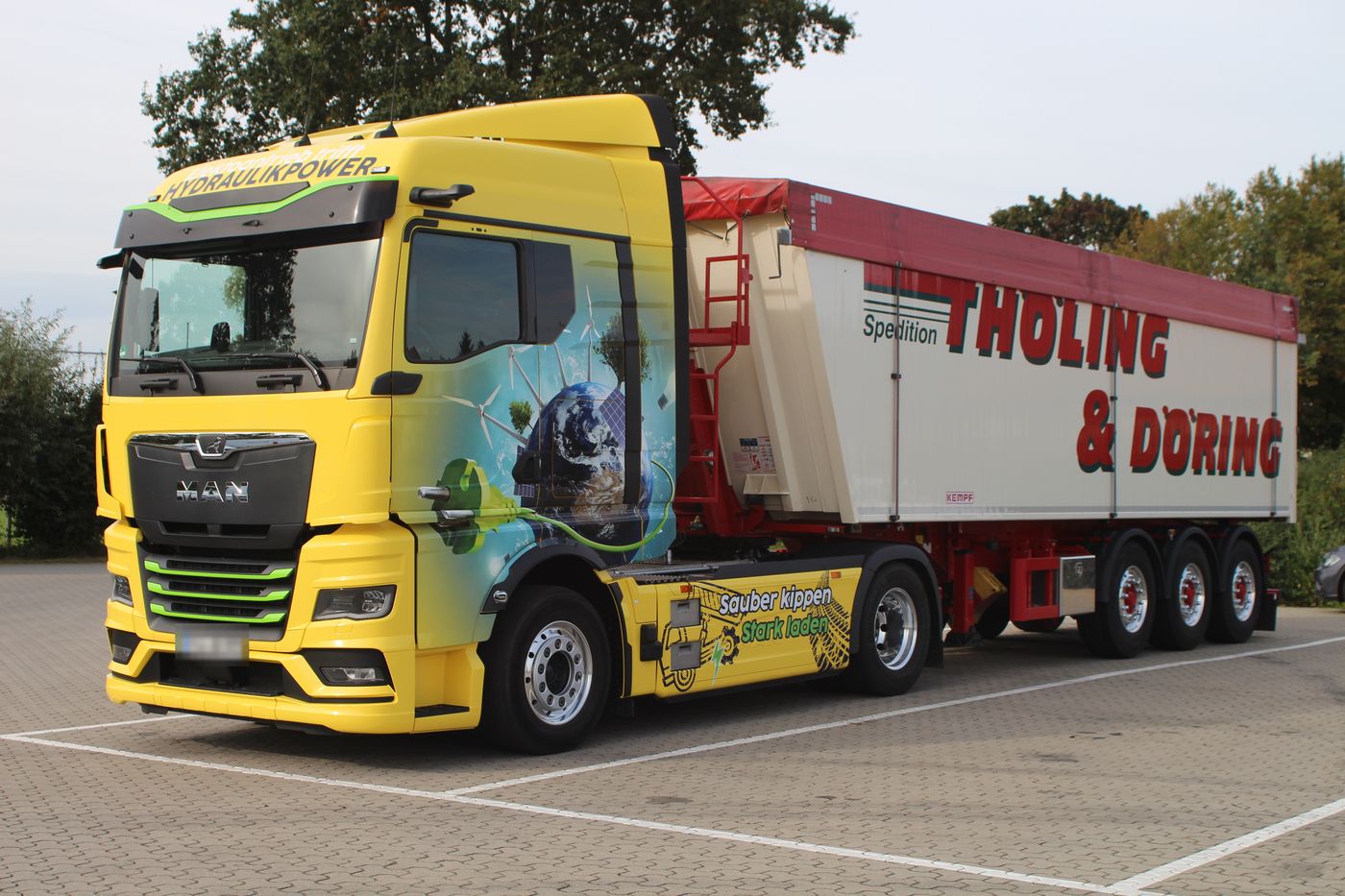 Elektro-Lkw im Test vor einem Kipperauflieger der Spedition
