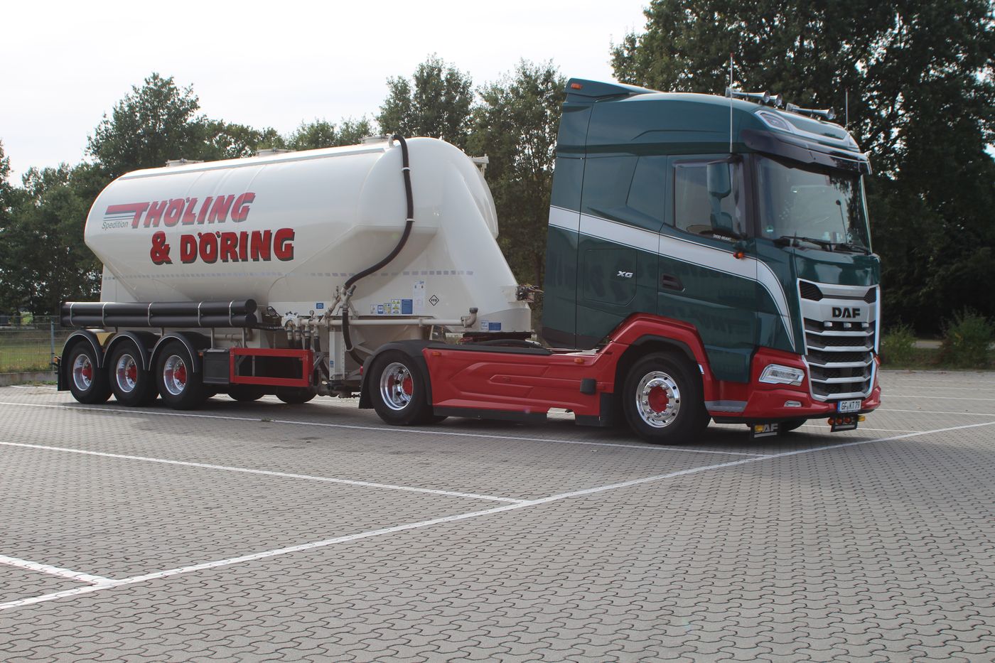 Sattelzug mit Silo-Auflieger